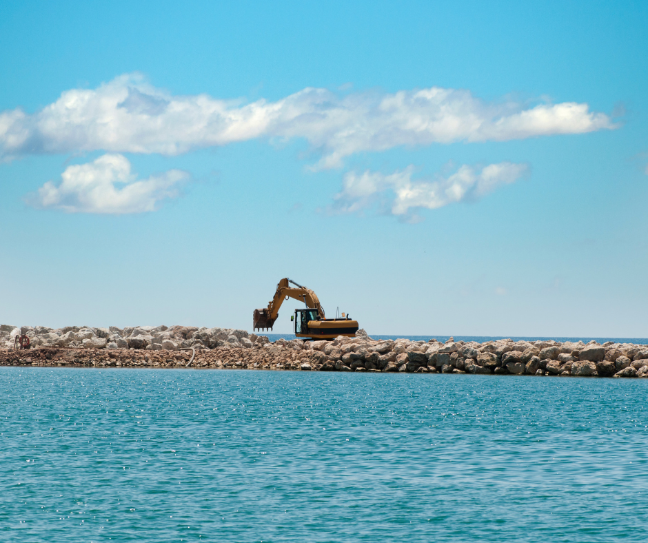 paisaje de un muelle de rocas grises en el cuerpo de agua durante el día
