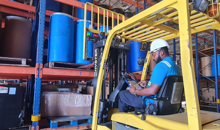 Montacargas en el cobertizo 2 con manejador de tecnología.