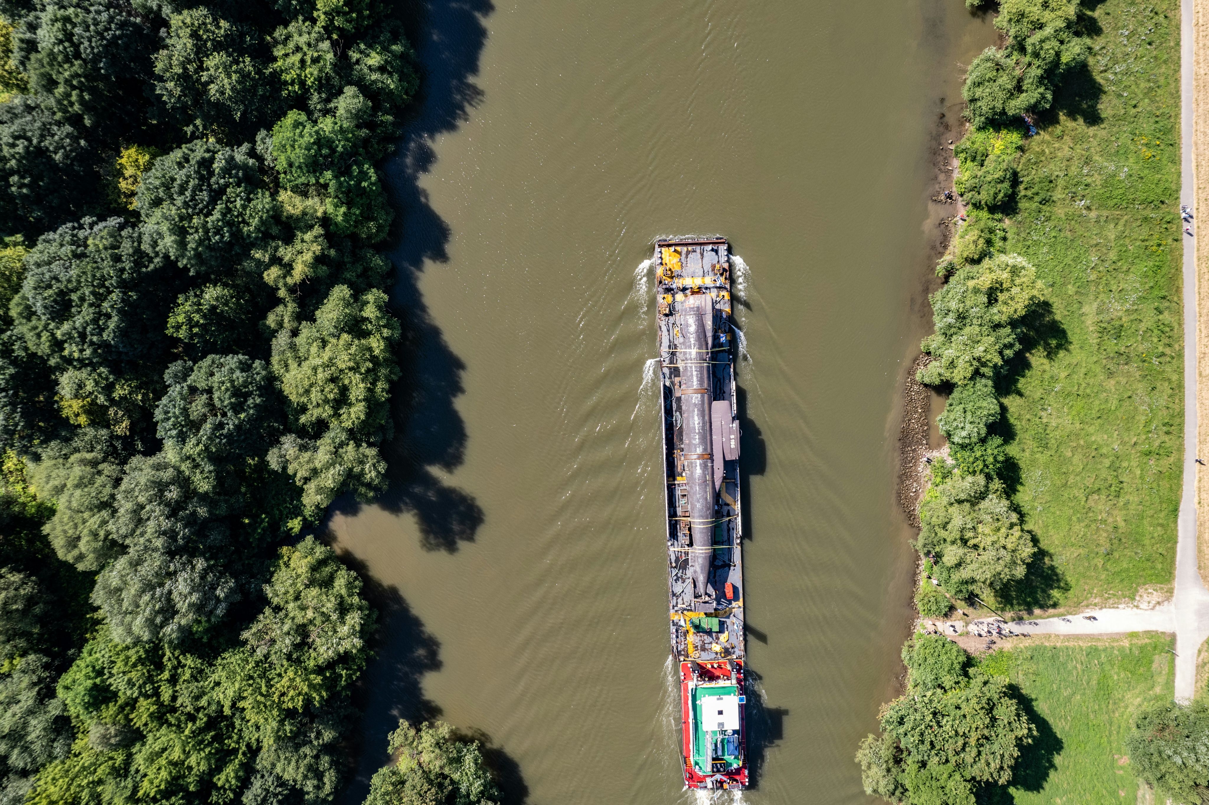Vista aérea de un barco en un río