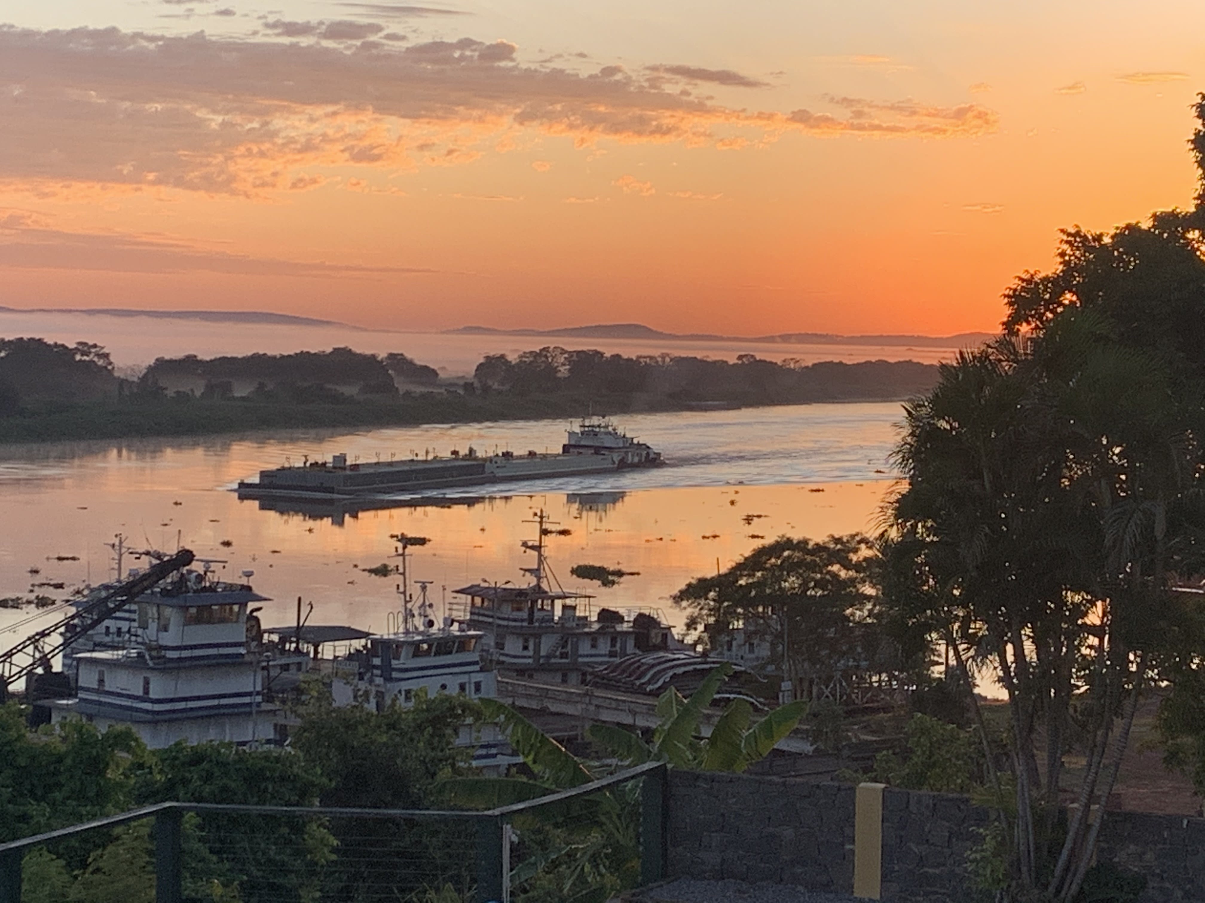 Barcaza en el río Paraguay, cerca de Corumba, Brasil